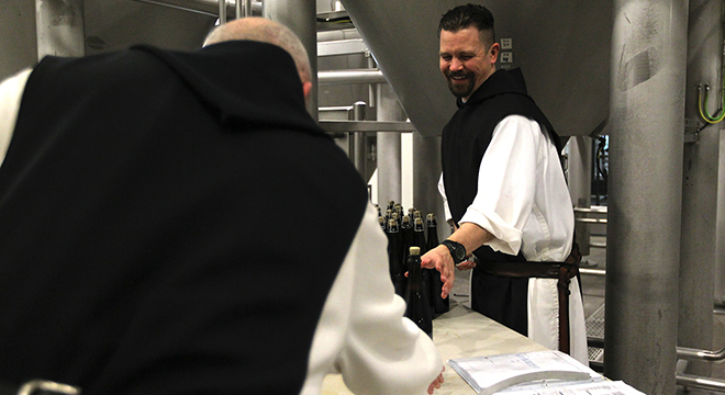 Các tu sĩ trong tu viện đang sản xuất bia. 