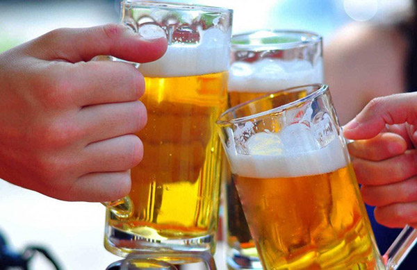 Uống đủ bia giúp giảm nguy cơ đột quỵ